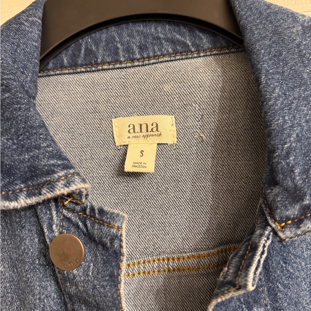 Distressed Jean jacket - Picture 2 of 3